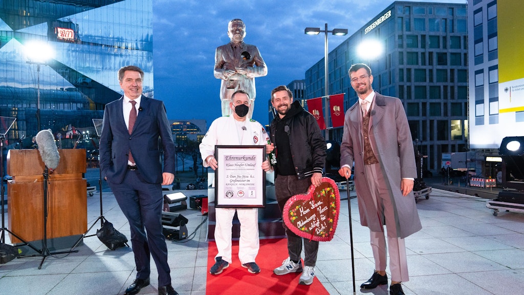 Jürgen Krogmann (l.), Oberbürgermeister von Oldenburg, mit Klaas Heufer-Umlauf und Joko Winterscheidt bei der Einweihung. 