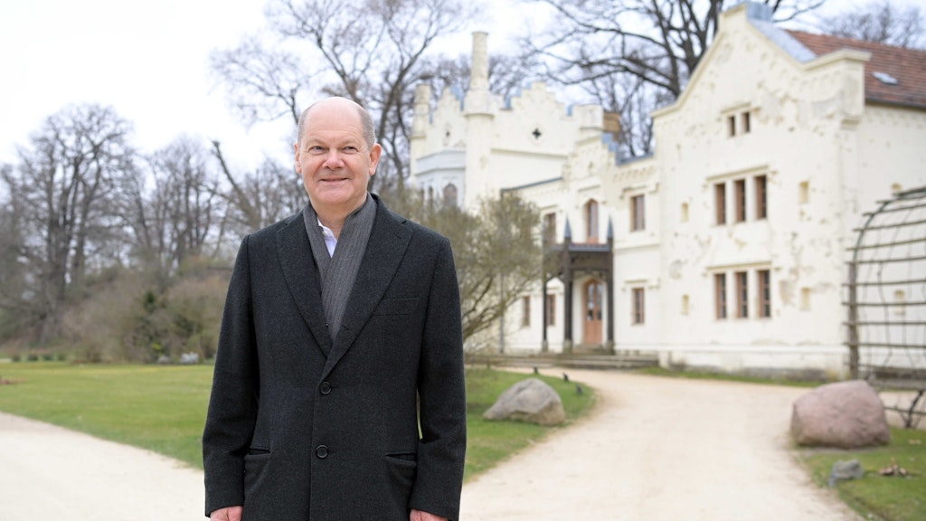 Im Wahlkreis präsent: Olaf Scholz (SPD) vor dem Kleinen Schloß im Park Babelsberg. 