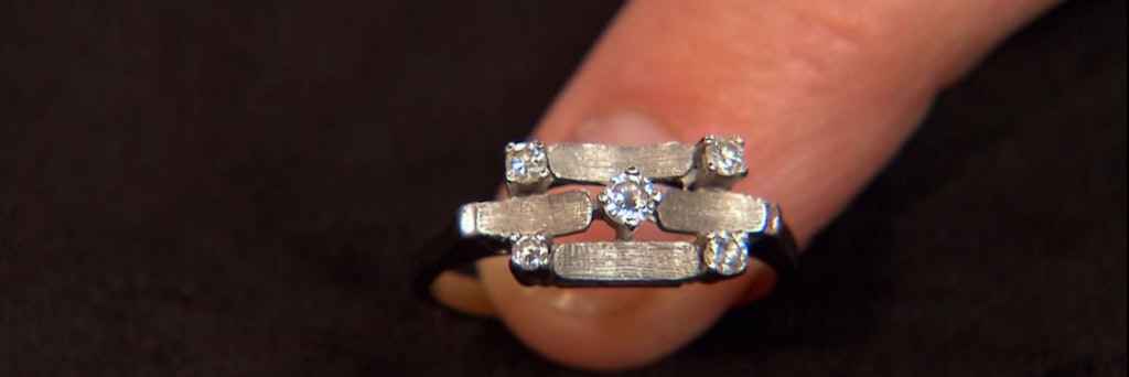 Dieser Ring weckt bei „Bares für Rares“-Kandidatin Marlies Hoppe schlimme Erinnerungen.