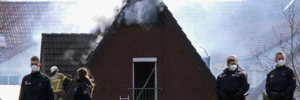 Beim dem Brand des Einfamilienhauses in Bremen sind nach Feuerwehrangaben vier Menschen getötet worden. 