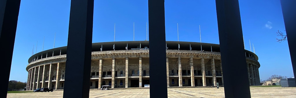 Blauer Himmel über dem Olympiastadion, aber aktuell fallen angesetzte Bundesliga-Spiele von Hertha BSC aus, da sich alle Berliner Spieler samt Trainerstab nach vier positiven Corona-Fällen in Quarantäne befinden.
