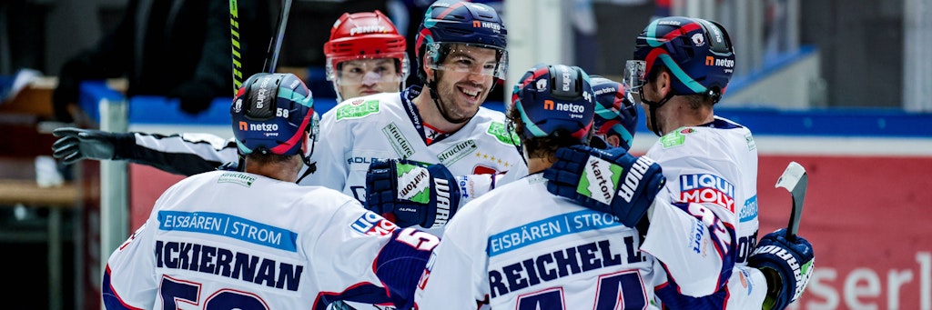 Die Eisbären jubeln über das 1:0 in Iserlohn, es ist der Auftakt eines torreichen Abends.