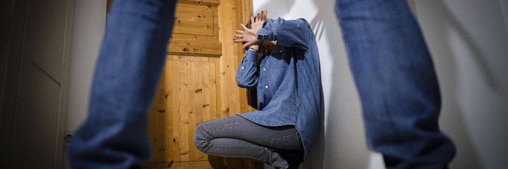 Nach einem Jahr Pandemie liegen in vielen Familien die Nerven blank. Oft müssen Eltern Lehrer und Erzieher ihrer Kinder sein – und zudem den Haushalt managen und arbeiten.