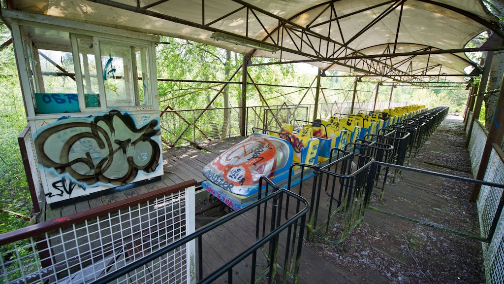 Der Zug der Achterbahn „Spreeblitz“ im ehemaligen Vergnügungspark „Spreepark“ im Plänterwald.