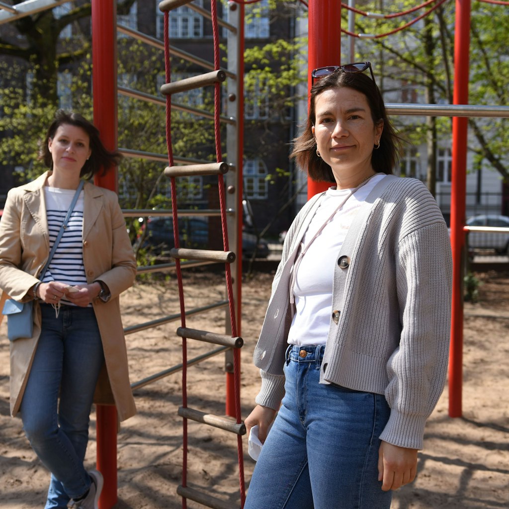 Sonja Tolsdorff (l.) und Katarina Boritzki-Greiner sind Elternvertreter der Schule und wollen nicht hinnehmen, dass die Belange der Kinder zuletzt gehört werden. <br><br>