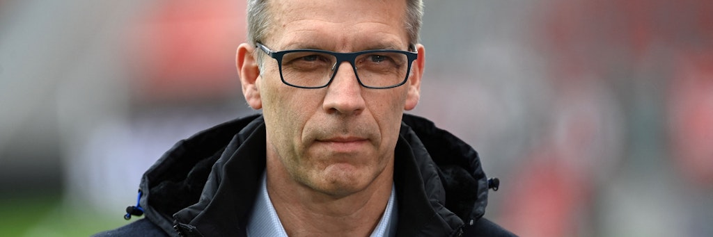 Schalkes Sport-Vorstand Peter Knäbel: hart zu Chaoten, weich zu den Versagern auf dem Rasen. 