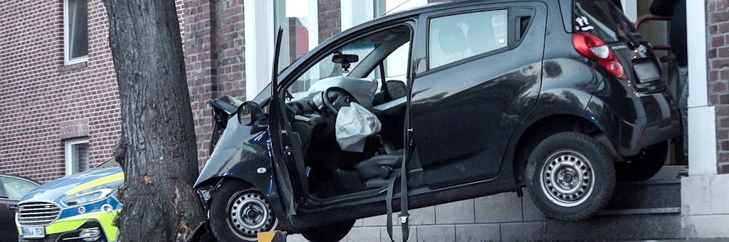 Erst am Donnerstag war wieder ein Auto in das Haus der 58-jährigen Friseurin gekracht.