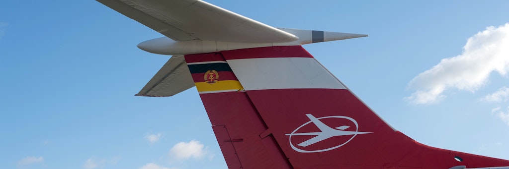 Die Fahne der DDR und das Logo der Fluggesellschaft Interflug ist auf dem Seitenruder einer Tupolew TU-134 zu sehen. Im April 1991 ging die Reise der DDR-Airline zu Ende, eine Geschichte mit Licht und Schatten. 