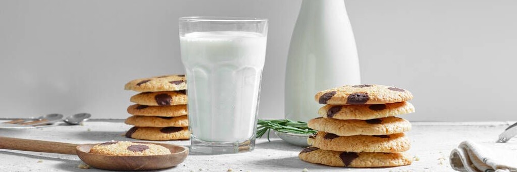 Cookies mit geschmolzener Schokolade passen perfekt zu einem Glas Milch.