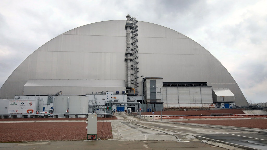 Die neue sichere Umschließung versiegelt die auch als Sarkophag bekannte temporäre Struktur, die 1986 über den Trümmern des 4. Reaktors des Kernkraftwerks Tschernobyl errichtet wurde.