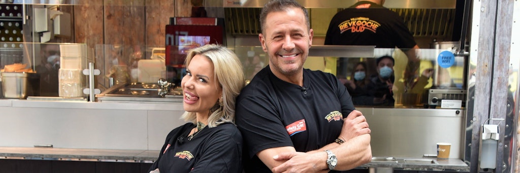 Willi Herren und seine Geschäftspartnerin Desirée Hansen am gemeinsamen Foodtruck.