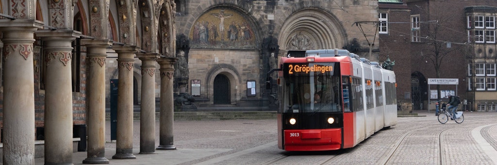 Zwei Jugendliche haben in Bremen eine Straßenbahn gekapert und sind damit rund zwei Kilometer durch die Stadt gefahren. (Symbolbild)