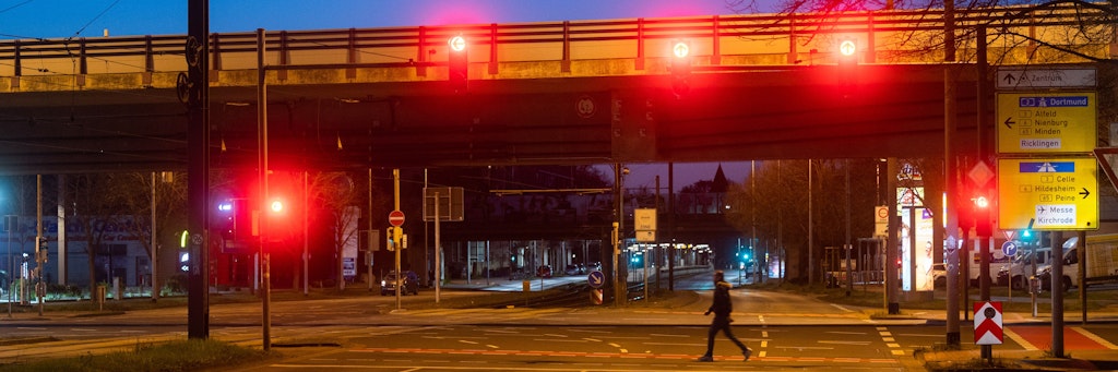 Rotlicht für das Nachtleben: In vielen deutschen Städten wie hier in Hannover herrscht nächtliches Ausgehverbot.