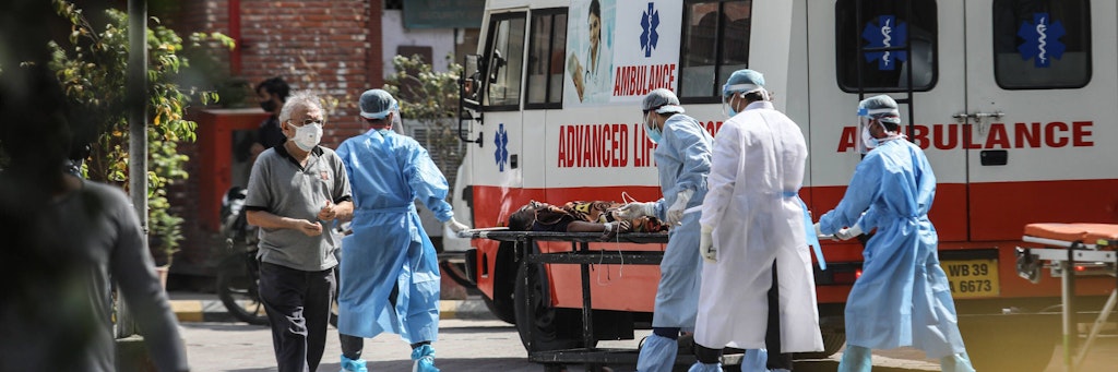 Krankenhausmitarbeiter in Delhi vor dem Lok Nayak Jai Prakash LNJP Hospital. 
