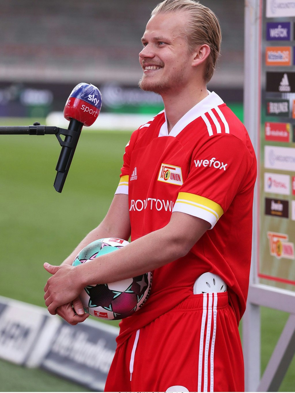 Mein Freund der Ball! Unions Joel Pohjanpalo mit der Trophäe des Spiels gegen Bremen.<br>