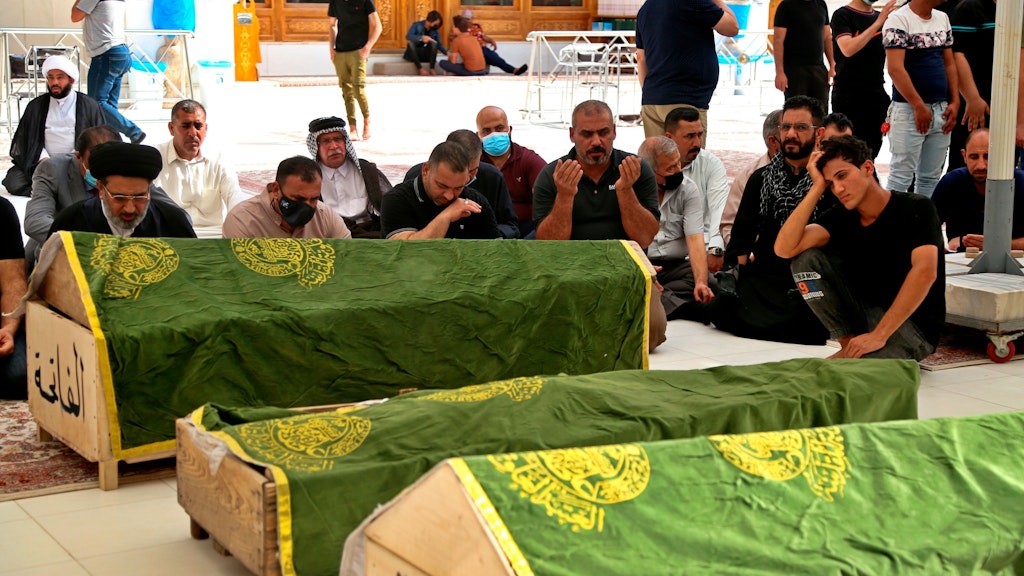 Trauernde beten neben Särgen der Corona-Patienten, die bei der Explosion im Al-Khatib-Krankenhaus ums Leben kamen. 