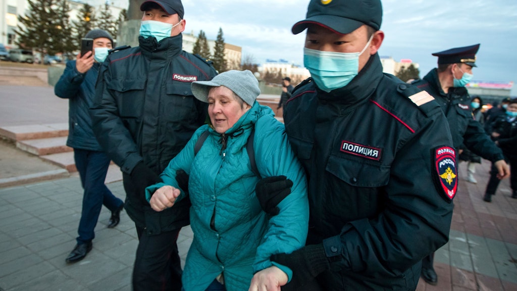 In Ulan-Ude in der Region Burjatien nehmen Polizisten eine Frau bei einer Nawalny-Demo fest. 