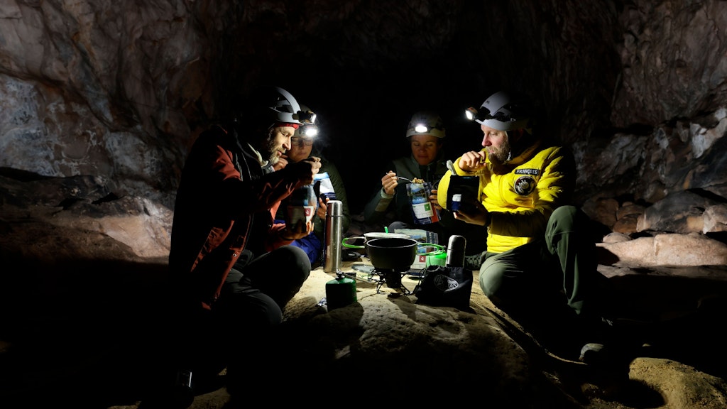 Die Teilnehmer der Studie „Deep Time“ essen in der Höhle.