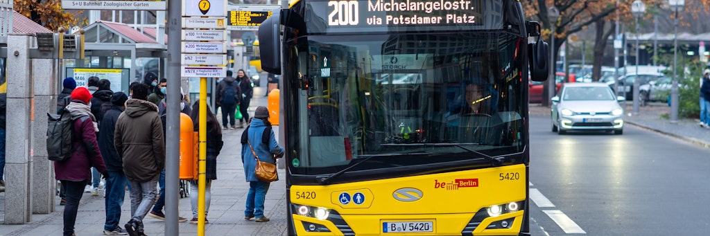 Hardenbergplatz: Ein Bus der Linie 200. Momentan darf vorne noch nicht eingesteiegen werden.
