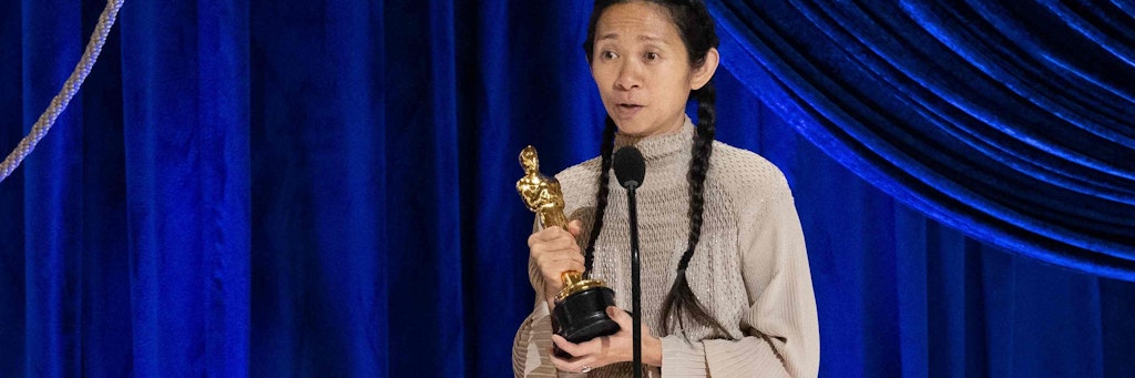 Das Roadmovie „Nomadland“ hat drei Haupt-Oscars abgeräumt. Die chinesische Filmemacherin Chloé Zhao erhielt damit als erst zweite Frau die begehrte Regie-Trophäe.