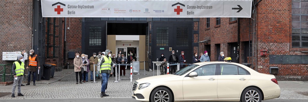 Betrieb am Impfzentrum in der Arena Treptow: Die Fahrten zu den Impfzentren gehören zu den wenigen Einkommensquellen der Berliner Taxifahrer. Doch diese Fahrten werden nur zögerlich bezahlt.