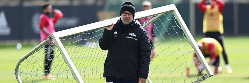 Packt schon mal seine sieben Sachen für die Zeit des Quarantäne-Trainingslagers: Unions Trainer Urs Fischer.