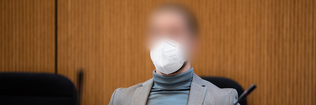 David H., der Dominik S. in einem Sportwagen getötet haben soll, sitzt im Hochsicherheitsgerichtssaal des Oberlandesgerichts.