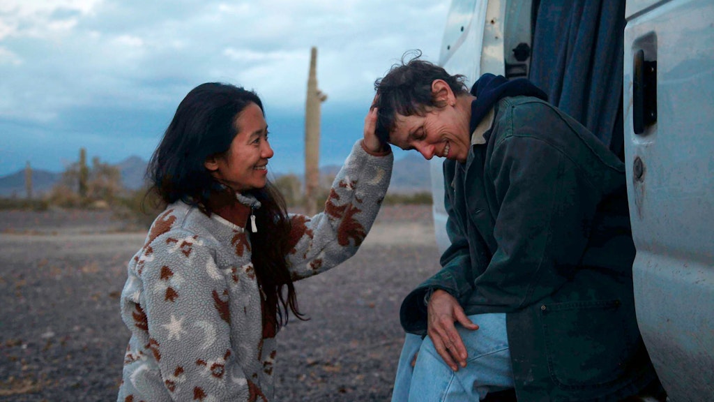 Regisseurin Chloe Zhao (l) und Schauspielerin Frances McDormand am Set von „Nomadland“.
