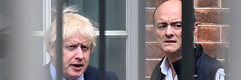 Als sie noch Kumpels waren: Premierminister Boris Johnson (l.) und Dominic Cummings, Mastermind hinter der erfolgreichen Brexit-Kampagne, 2019 am Hinterausgang von 10 Downing Street.