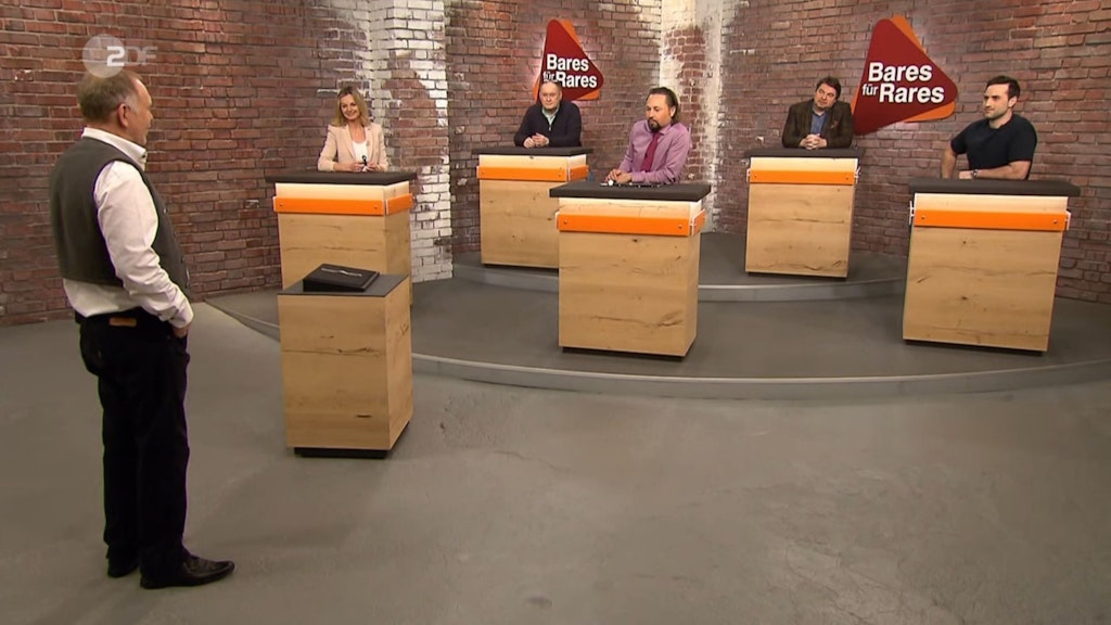 Die „Bares für Rares“-Händler sind schwer angetan von der tollen Uhr.