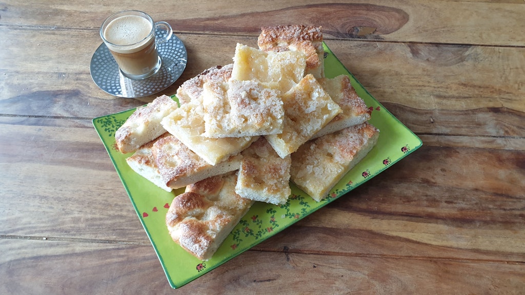 Lecker Kaffee... und dazu ein Stück köstlichen Zuckerkuchen. So kann man es sich gut gehen lassen.