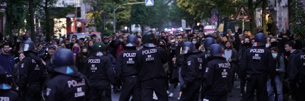 Am 1. Mai 2020 waren große Demonstrationen verboten. Die Menschen gingen in Kreuzberg trotzdem massenhaft auf die Straße.
