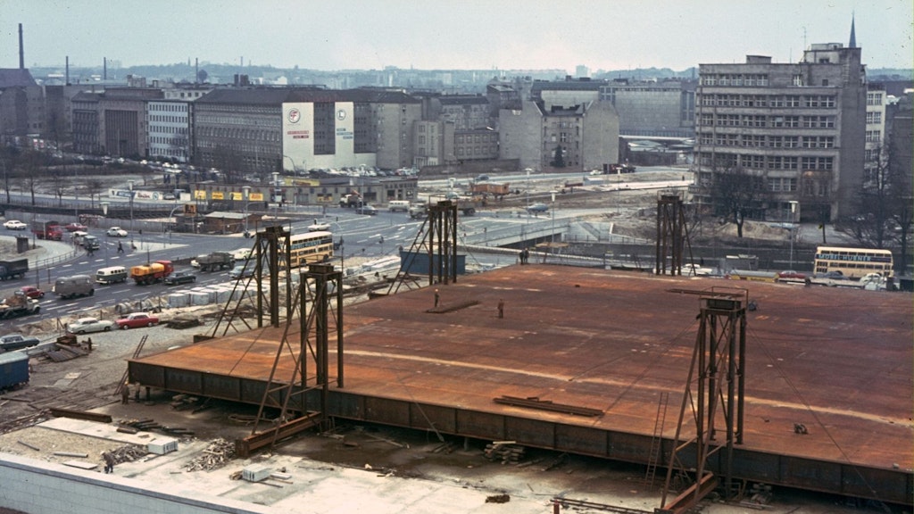 Das Stahldach vor dem Hochhieven 1967