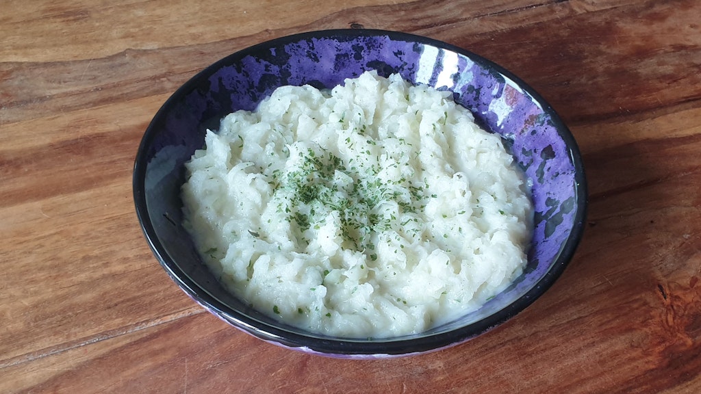 Sommerlich frisch ist der Kohlrabi-Salat und passt auch super zum Grillen.