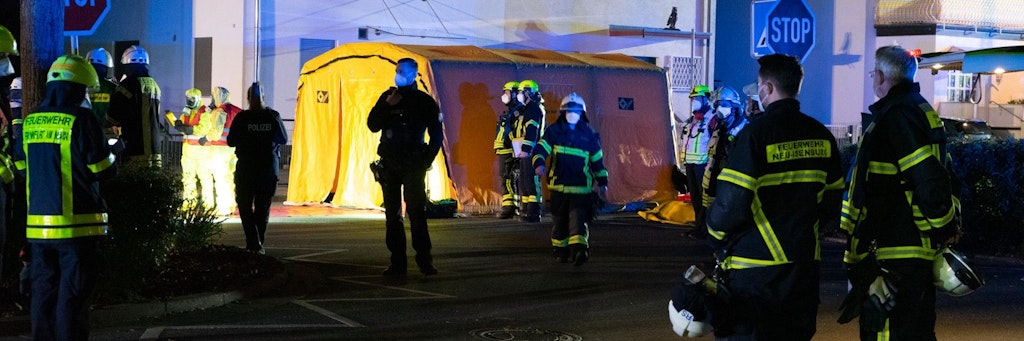 Feuerwehrkräfte haben vor einer Garage in Neu-Isenburg ein Zelt aufgebaut. Hier wurde radioaktives Material gefunden.