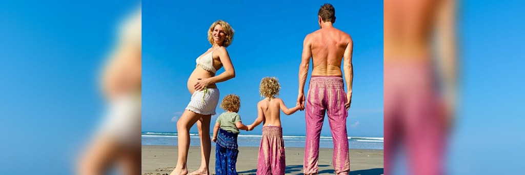 Janni Höhnscheid zeigt stolz ihren Babybauch. Daneben stehen ihre Kinder Emil-Ocean und Yoko sowie ihr Mann und Vater der Kinder Peer Kusmagk.