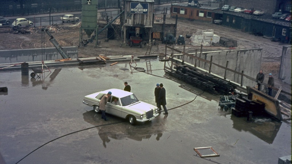 1967 ließ sich der Architekt Mies van der Rohe mit dem Mercedes unter das schwebende Dach der Neuen Nationalgalerie fahren.