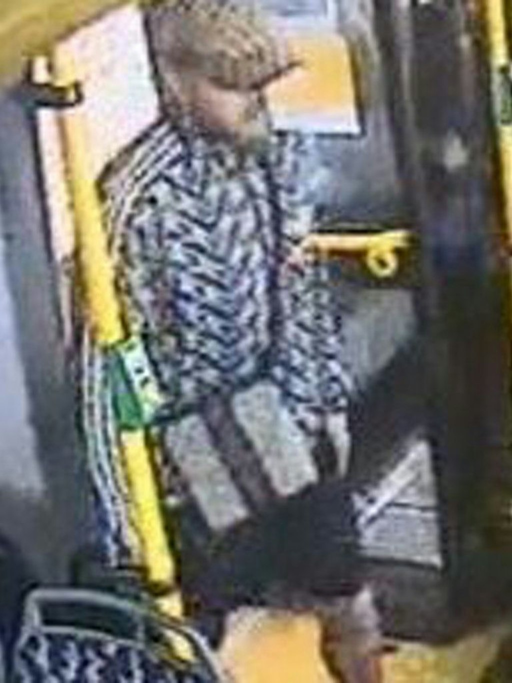 Der Mann betritt den Bus, in dem er sein späteres Opfer entdeckte.