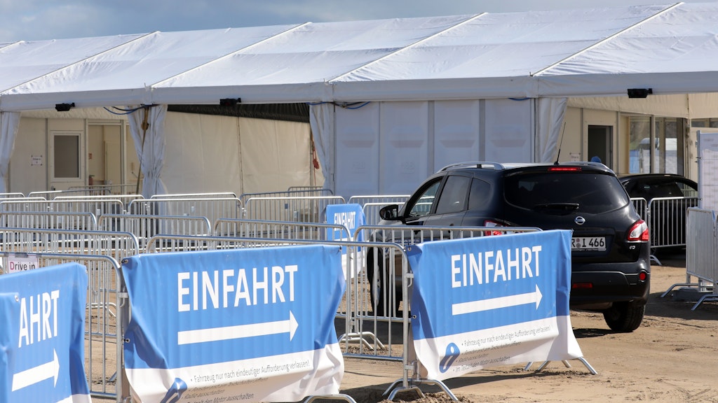 Kühlungsborn: Nach der offiziellen Inbetriebnahme fährt ein Auto in das Corona Drive-In-Testzentrum. Auf sieben Spuren können Autofahrer an die Boxen heranfahren und getestet werden. Eine weitere Box mit vier Testabteilungen steht Fußgängern und Fahrradfahrern zur Verfügung. Die Kapazität der großen Anlage wird aber nur dann ausgeschöpft werden können, wenn der Tourismus wieder anläuft und wenn die Anlage nicht nur zum Testen, sondern auch zum Impfen genutzt wird.