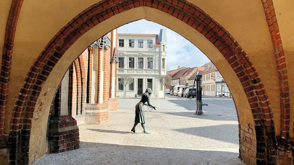 In Eisenketten steht sie vor dem Rathaus, ihre Unschuld beteuernd: Grete Minde. Die Statue wurde 2009 aufgestellt, 390 Jahre nach Mindes Hinrichtung.