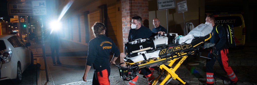 Sanitäter verlassen am späten Abend das Gelände der Oberlinklinik. In der Potsdamer Einrichtung sind vier Tote gefunden worden. Die Polizei geht von einem Verbrechen aus. 