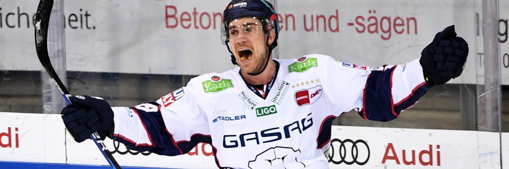 Eisbär Ryan McKiernan bejubelt sein 3:2 in Ingolstadt - 63v Sekunden vor Ende des Spiels.