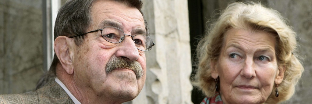 Günter Grass und seine Frau Ute warten auf den Beginn eines Festaktes zu seinem 80. Geburtstag (Archivfoto). Die zweite Ehefrau von Literaturnobelpreisträger Günter Grass, Ute Grass, starb wenige Tage nach ihrem 85. Geburtstag in Berlin. 