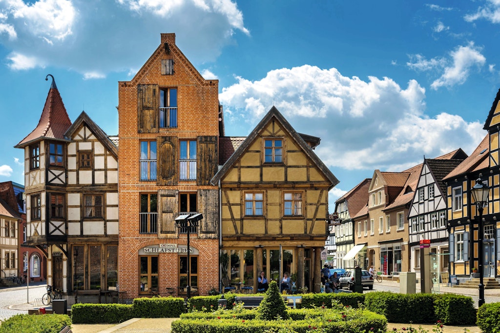 Liebevoll sanierte Fachwerkhäuser bestimmen das Bild der Altstadt. Es gibt nur wenige historische Gebäude, die noch nicht dem Verfall entrissen sind.