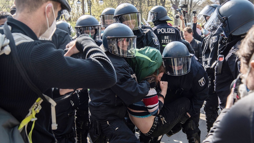 Bei einer Demo gegen das Infektionsschutzgesetz am 21. April gab es auch Gewalt gegen die Polizei und über 150 Festnahmen.