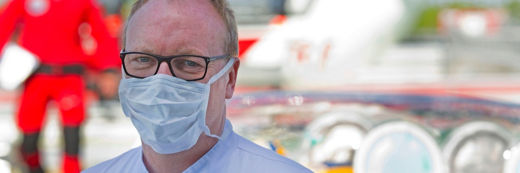 Dr. Hans-Joachim Janssen ist der Oberarzt der Covid-19 Intensivstation im UKB, er begleitet Infizierte auf dem Hubschrauber-Flug ins UKB.