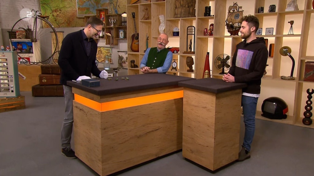 „Bares für Rares“-Moderator kriegt sich kaum ein vor Freude über die Frösche.