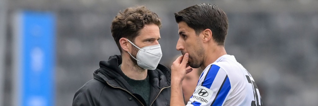 Herthas Sportdirektor Arne Friedrich (l.) setzt für das Mammutprogramm im Abstiegskampf auf die Erfahrung von Sami Khedira. 