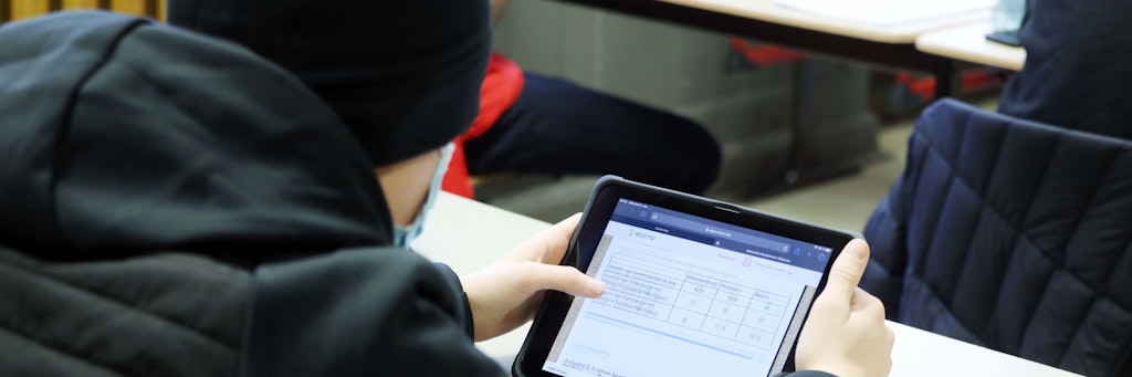 Im John-Lennon-Gymnasium ist man für das digitale Lernen gut aufgestellt, die Schüler arbeiten mit den schuleigenen Tablets. Doch ganz ohne Lehrer geht es dann doch nicht.