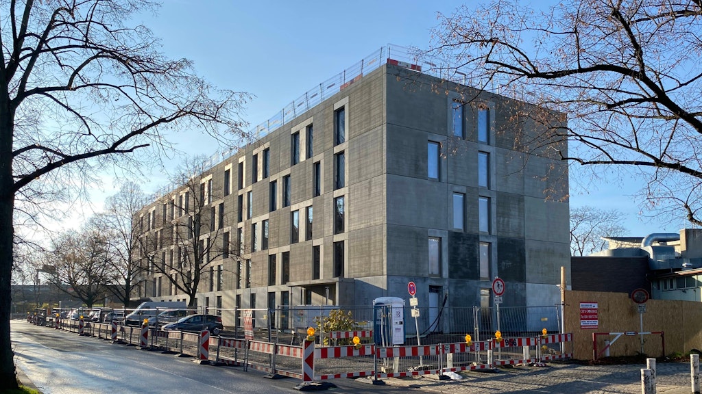So wie hier an der Brabanter Straße in Wilmersdorf sieht eine fertige Flüchtlingsunterkunft aus.